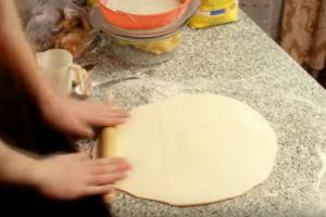 Дрожжевое тесто на пиццу: лучшие и быстрые рецепты приготовления